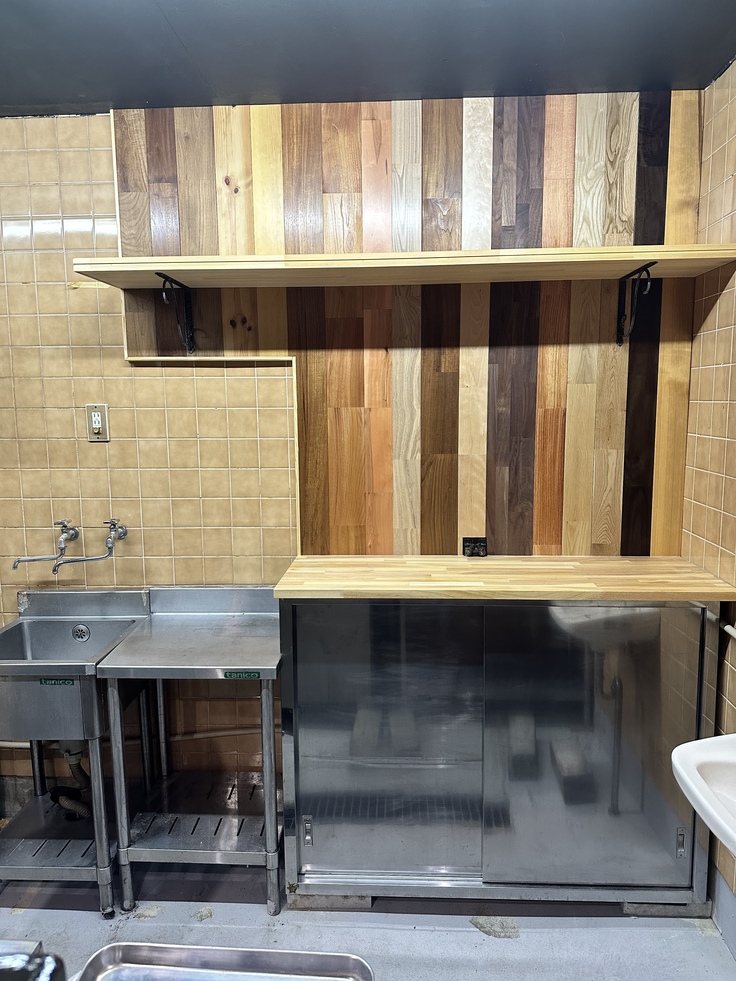 キッチンに棚と作業台を作ってもらいました。