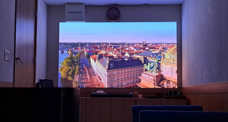 95インチの大画面投影