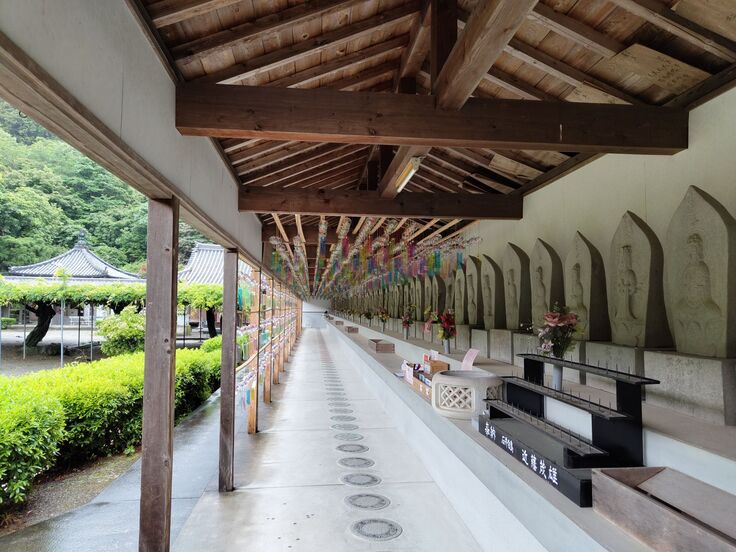 8月末まで願いを込めた風鈴がつるされています