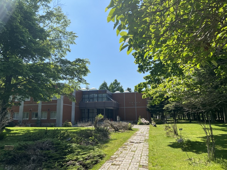 初夏の森林資料館外観