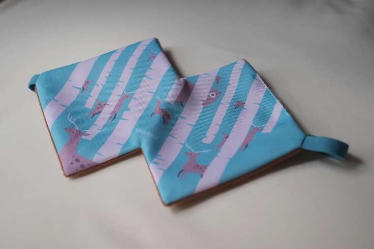 四角いアイマスク。ターコイズブルー地に白樺の林。木陰から鹿が顔をのぞかせている。鹿が10頭。じゃない。1頭は熊だ。鹿は9頭。しかく。