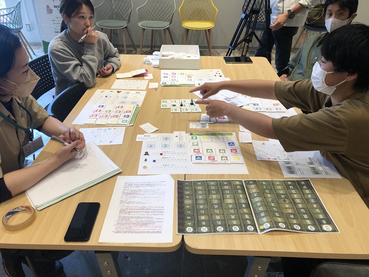 プロトタイプの体験を終えて意見交換をしている様子