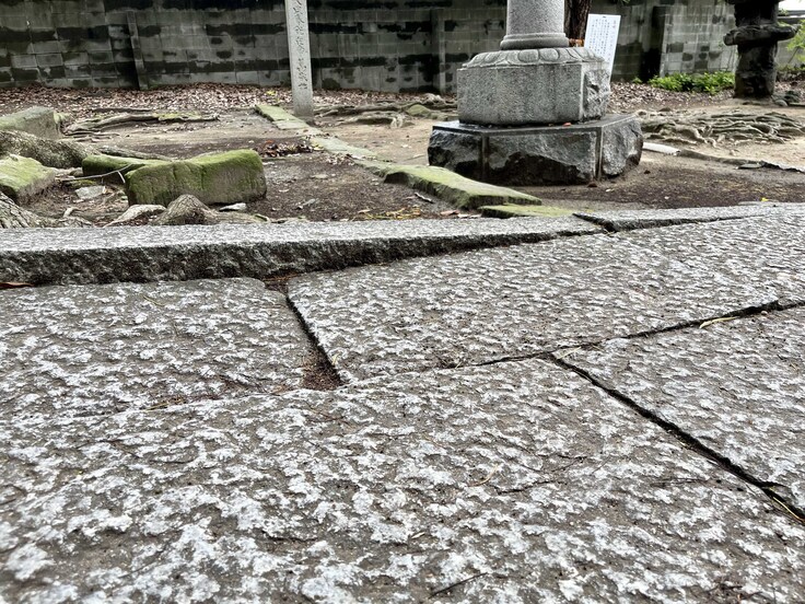 陥没している石畳の道