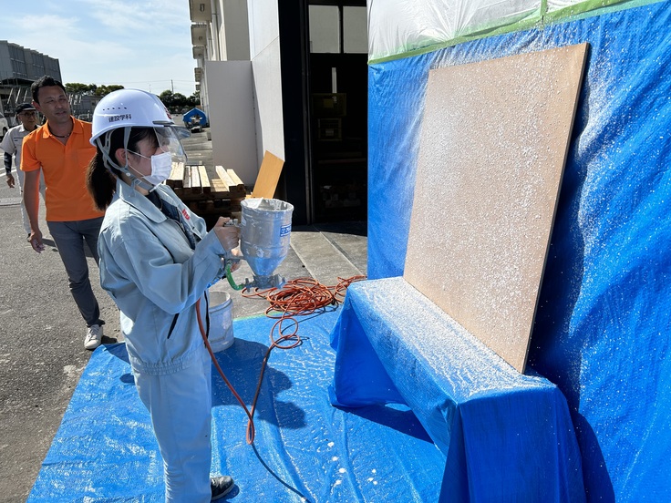 左官職種14 リシン吹付山田美和選手.jpg