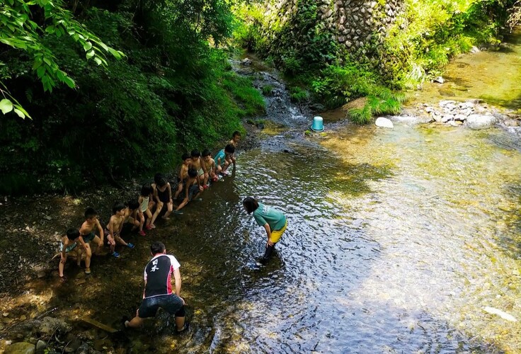 園庭の下に流れる川で