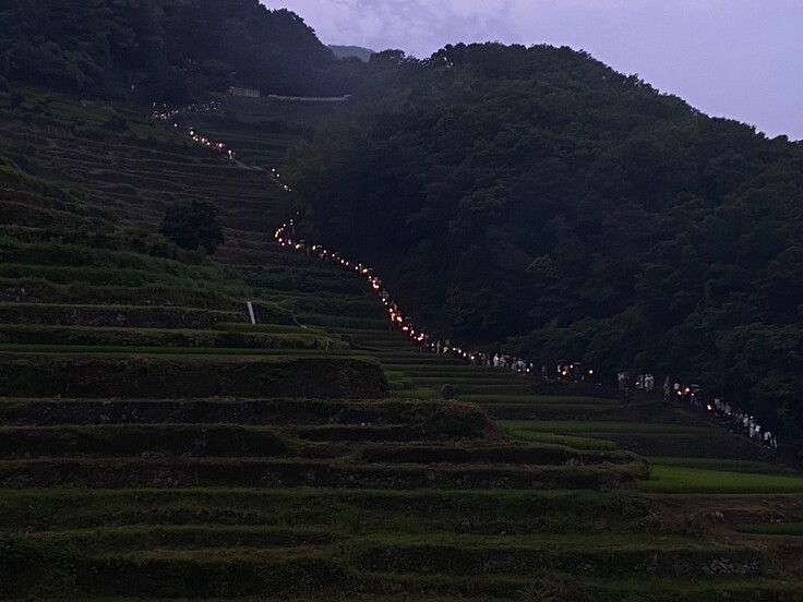 湯舟山コースを下る火手の列