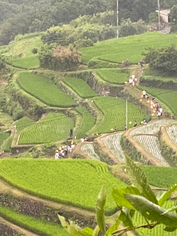 荒神さんコースを下る火手の列