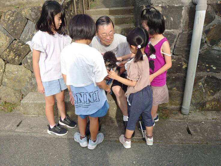 足止めを食う「ペロ」ちゃんと山本先生