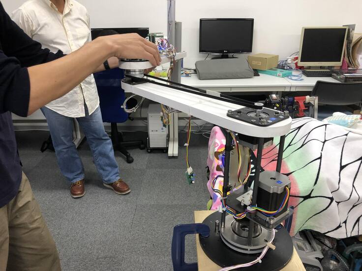 報告会で、モノトドーク実機を説明している様子