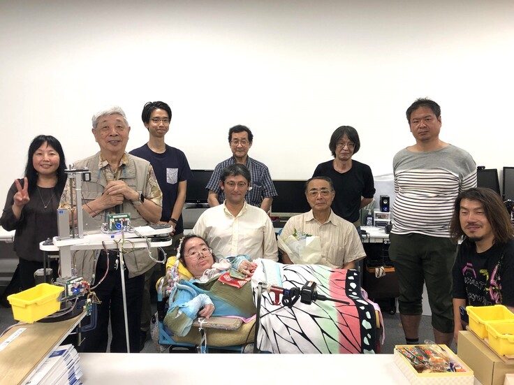 支援者とプロジェクトメンバーの集合写真