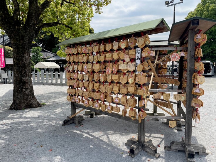 箭弓の読みが野球と同じだけに、多くの球児が必勝祈願に訪れる箭弓稲荷神社、地元では「箭弓様」と親しみをもって呼ばれています。画像は絵馬ならぬ、絵バットや絵ホーム