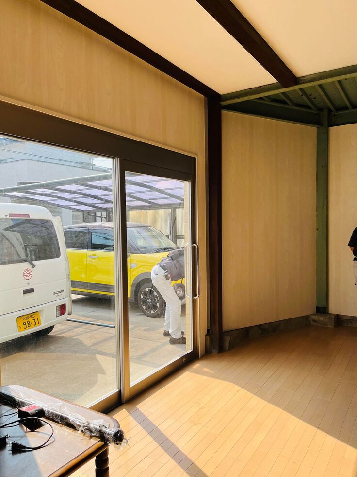 店内から外　シャッタがドアに