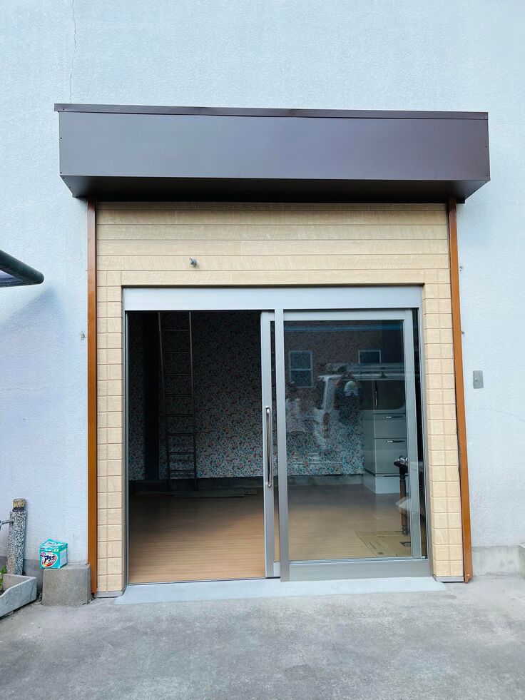 外から　シャッターがガラス扉に