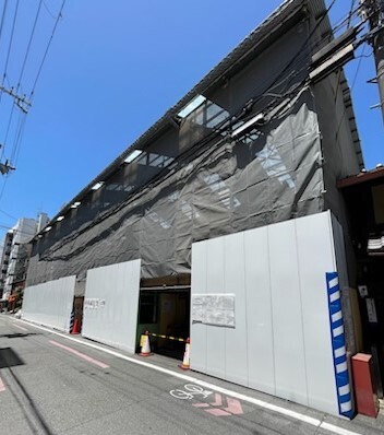 店の間　仮設で覆われた表玄関