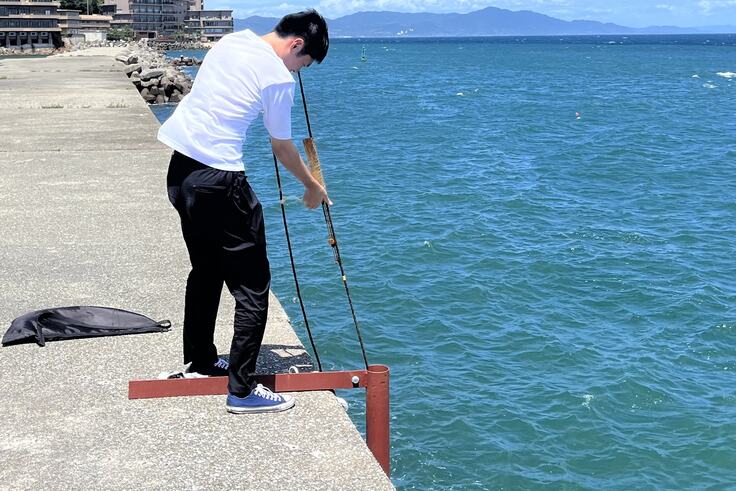 水中マイク回収の様子