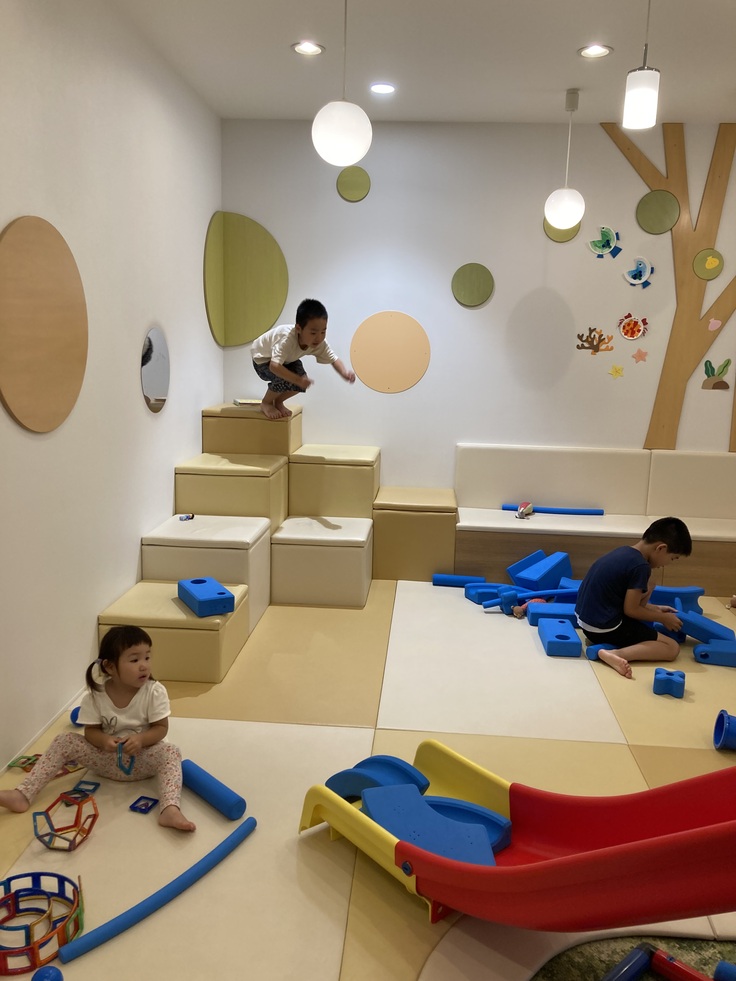 コミュニティカフェの時間に遊ぶ子ども達