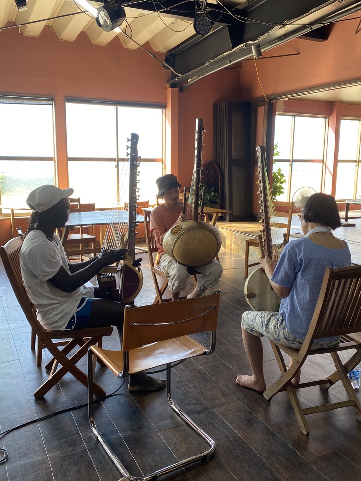 コラ(アフリカンハープ)のレッスン風景