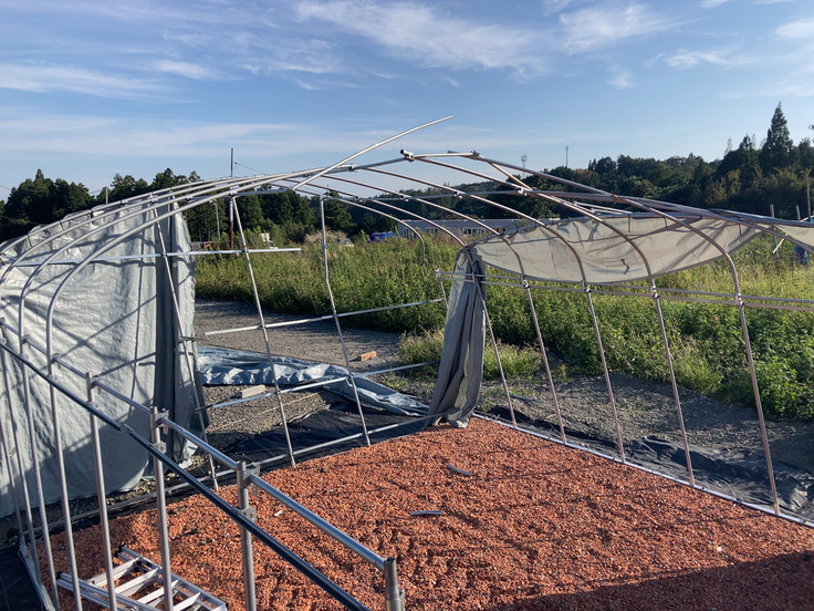 強風で倒壊したテント倉庫