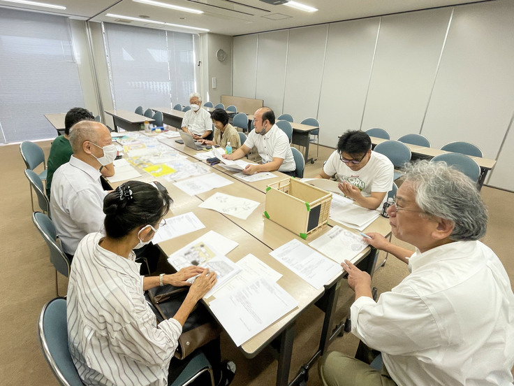 みんなで絵本のラフ案を見たり、触図や模型を触りながら会議をしています