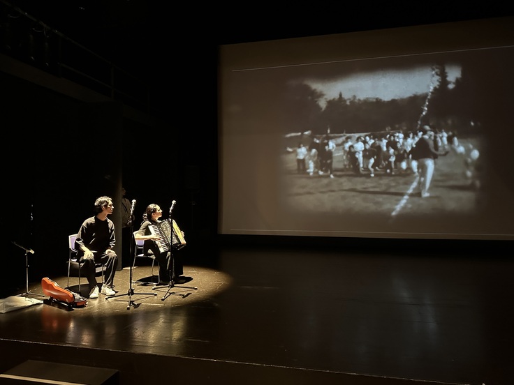 上映会前の3日満月さんによるライブ