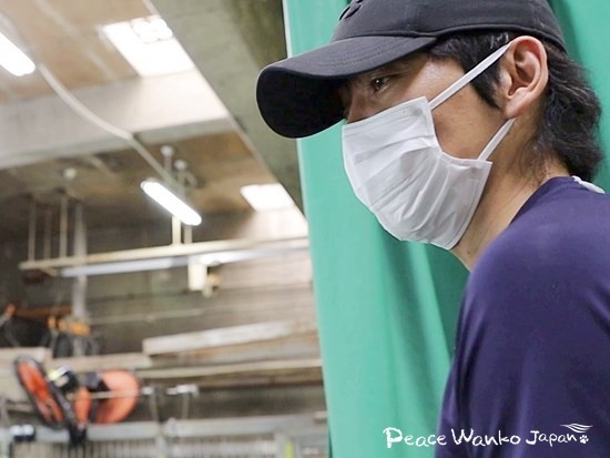 35度を超える猛暑日の引き出し、保護犬たち一頭一頭の体調を気遣うピースワンコ・ジャパン プロジェクトリーダー 安倍誠。