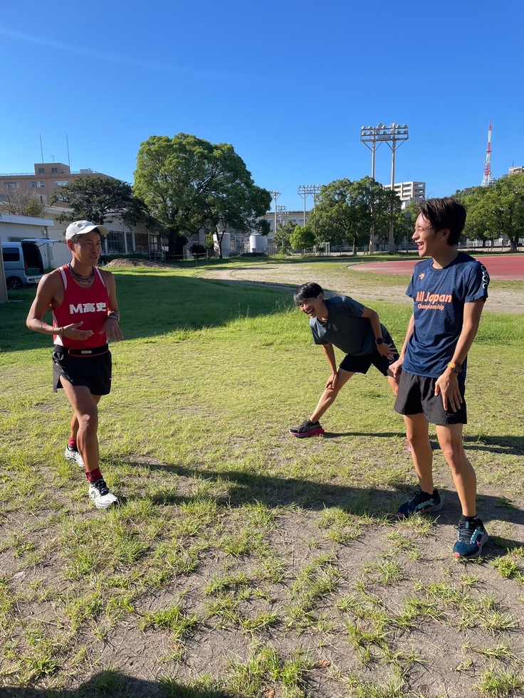 ジョグ開始前にM高史さんと談笑する茅野(中央)と藤本(右)