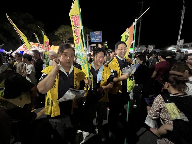 花火会場内で島原商工会議所青年部の協力でチラシ配りを実施