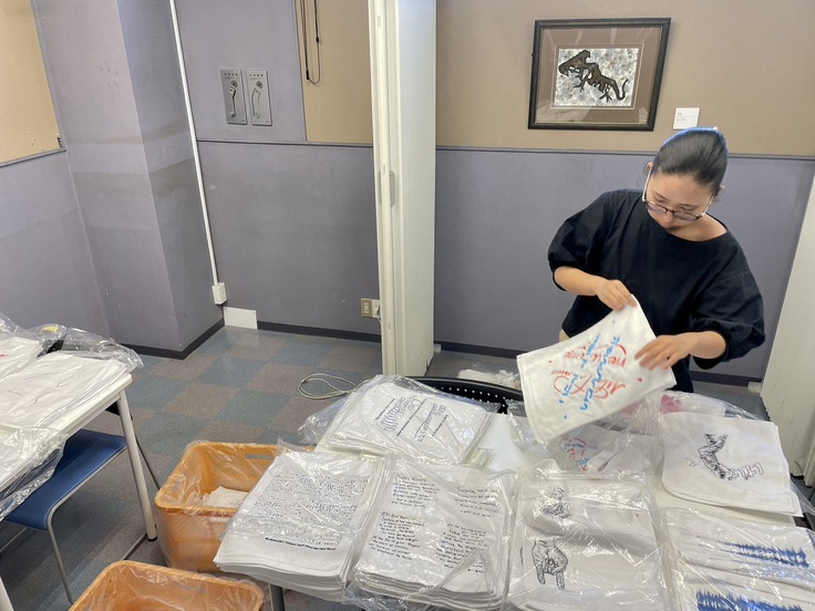 アートおしぼり　仕分け作業1