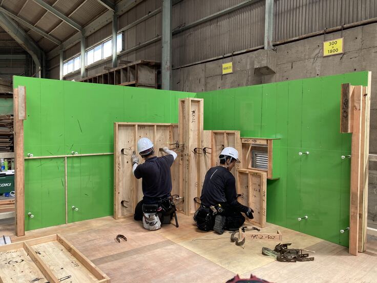 鉛直型枠の組立て