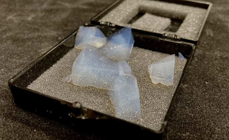 鵜沢信吾(D2)の研究であるエアロゲルの写真