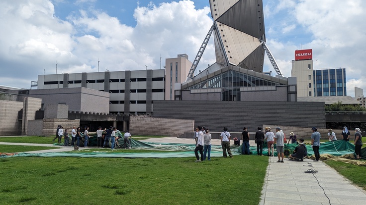 広場に広げられたバッタ。