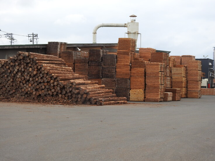 パレット用に製材された板と材料のカラマツの丸太