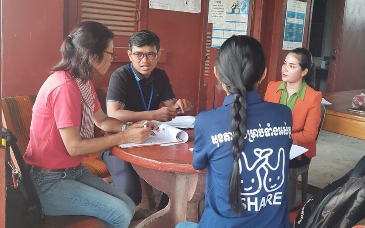 女性子ども委員会メンバーと（左端がシェア現地代表のモーガン）