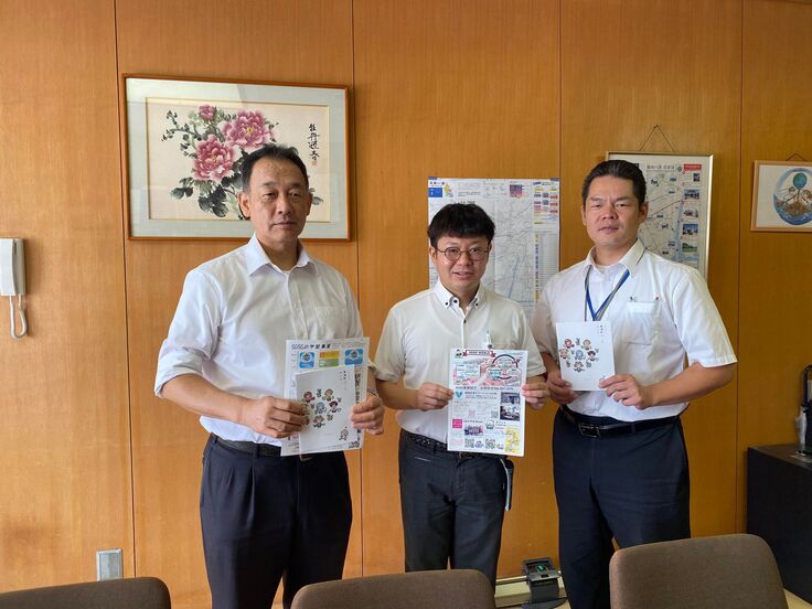 勤務される岡山市立操南中学校にて校長先生もごいっしょに（右が竹島先生）