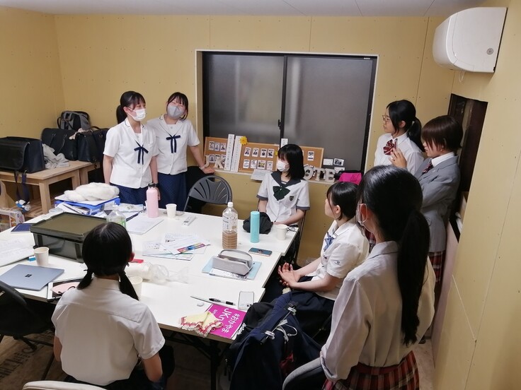 それぞれの学校の様子を語りあう中高生