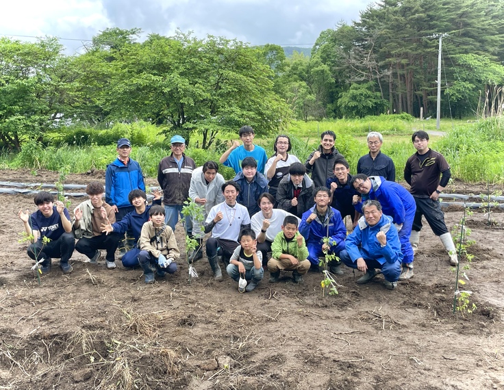 学生達や一般参加者と行った植樹祭の時の写真