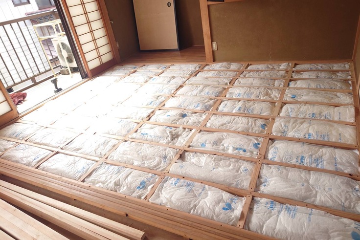 根太の間に断熱材