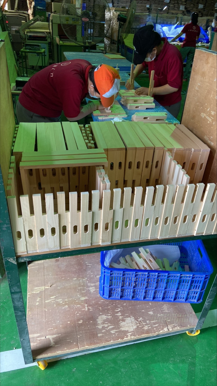 絵本劇場のヒノキ舞台を製造中