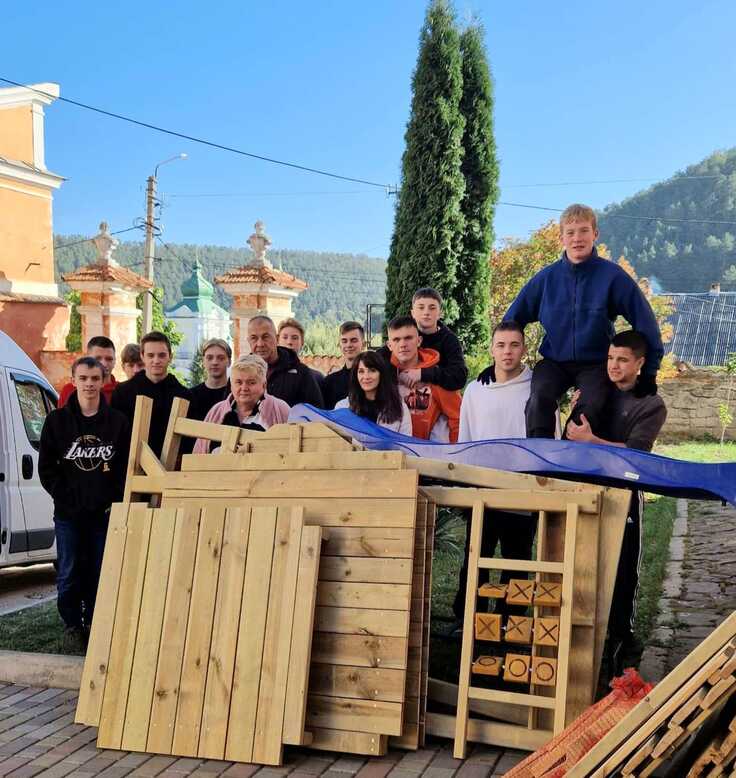 テルノーピリ州クレメネチの第一小学校に遊具を送りました