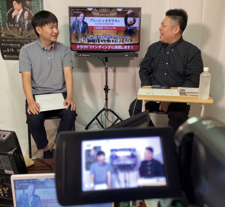 入団して間もないトロンボーン奏者 髙島潤。アレッシ氏のサインを片手に思い出を語りました。