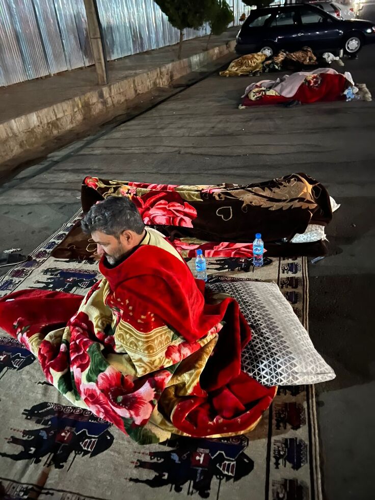 余震の不安から屋外で眠る被災者