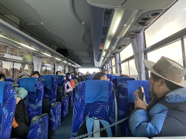 伊吹山ドライブウェイをバスで登っていく