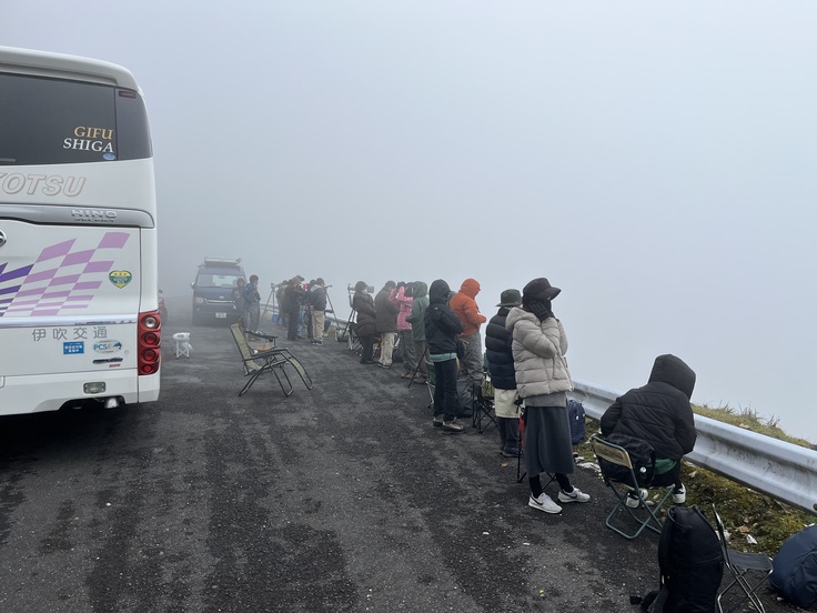 霧と強風の中で、イヌワシの出現を待つ