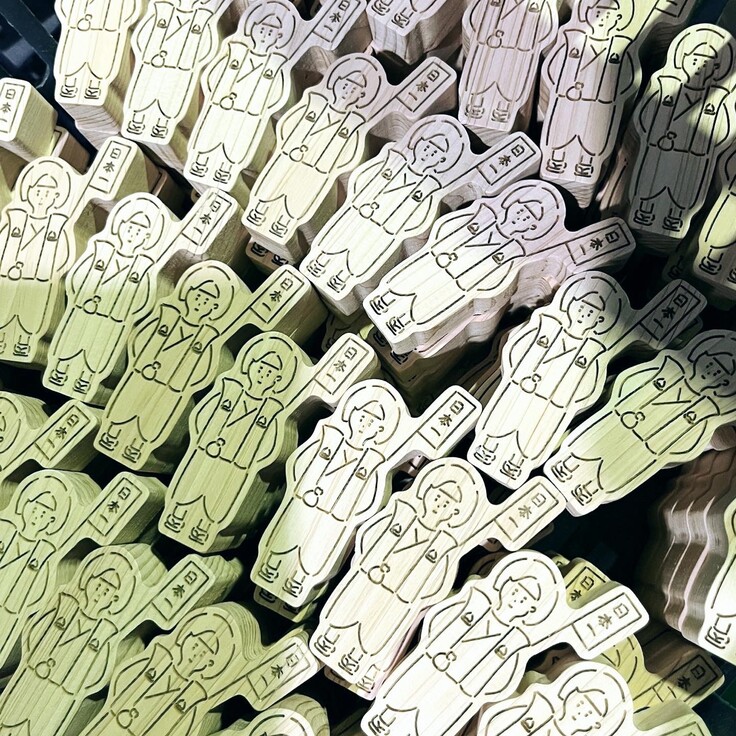 ヒノキで作られた多くのももたろうの写真