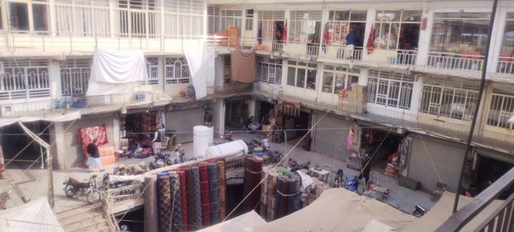 ヘラート市内にて商店の集まるエリアで物資の調達を行う