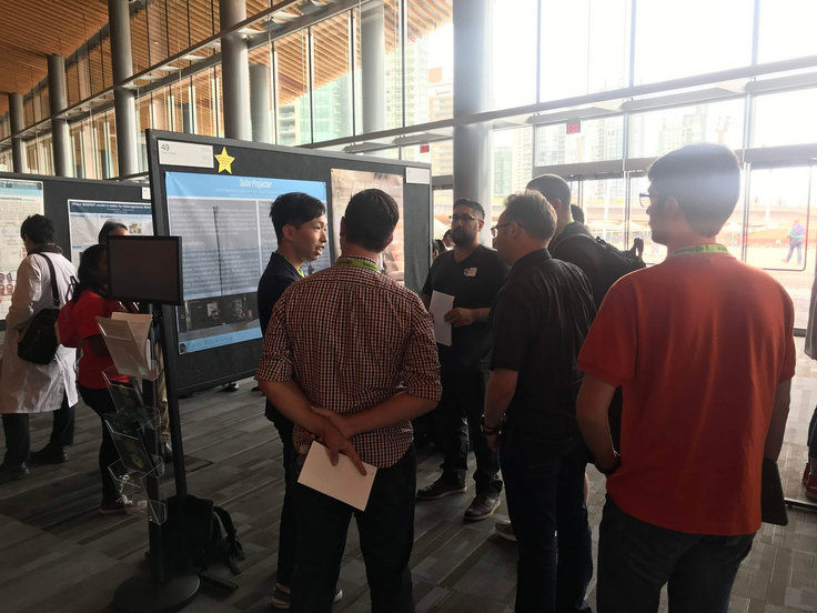 Student Research CompetitionでJuryの方々に研究発表をする様子