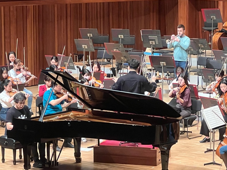 指揮はカーチュン・ウォン、ソリストは小曽根真