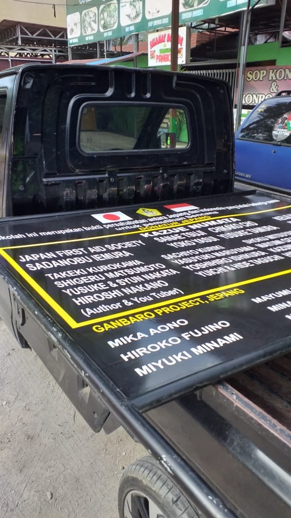 村に運ばれるのを待つ完成したネームボード