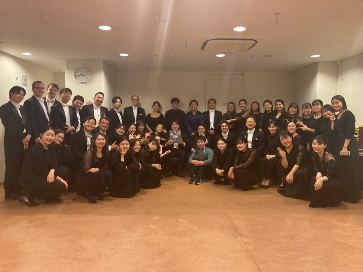 記念撮影には指揮者のカーチュン・ウォンさん、ピアニストの小曽根真さんの姿も