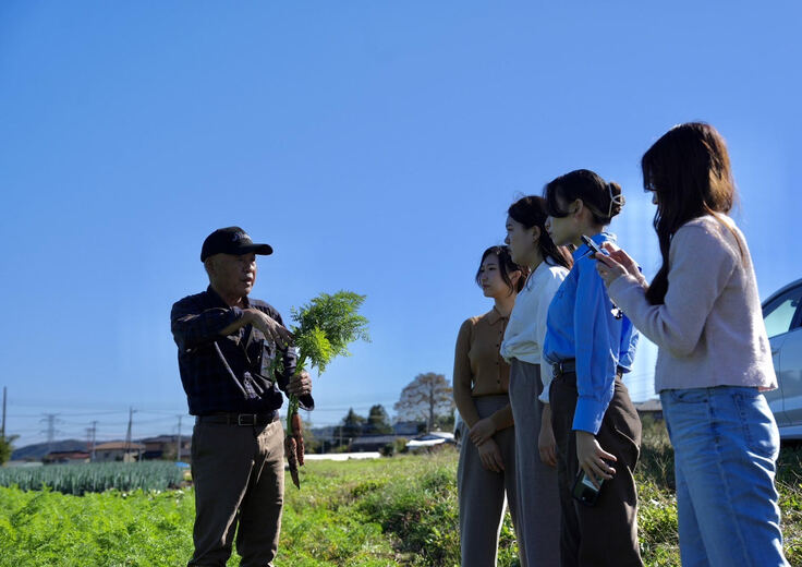 説明を受けている様子